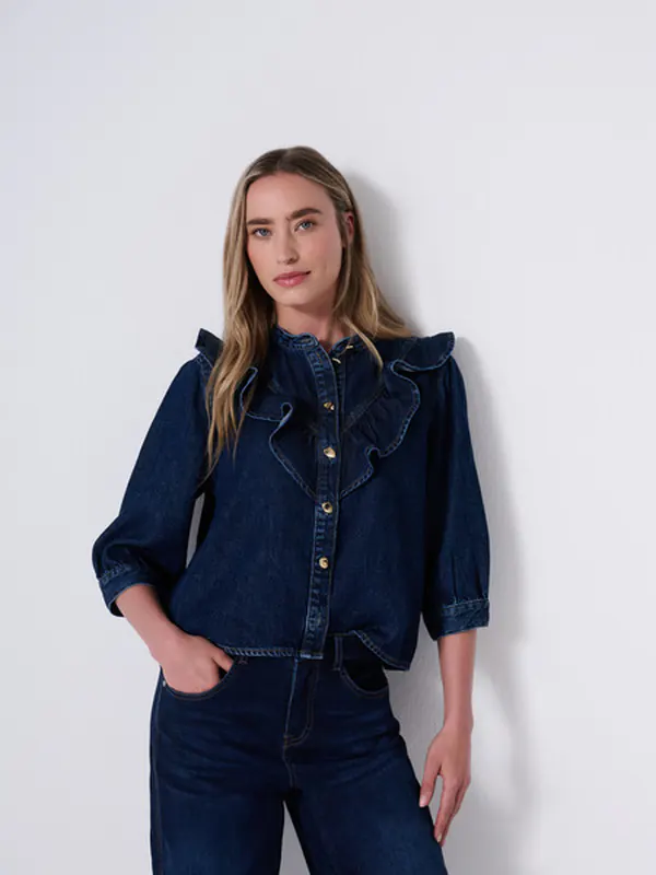 Chemise en jean à volants, portée avec un jean brut