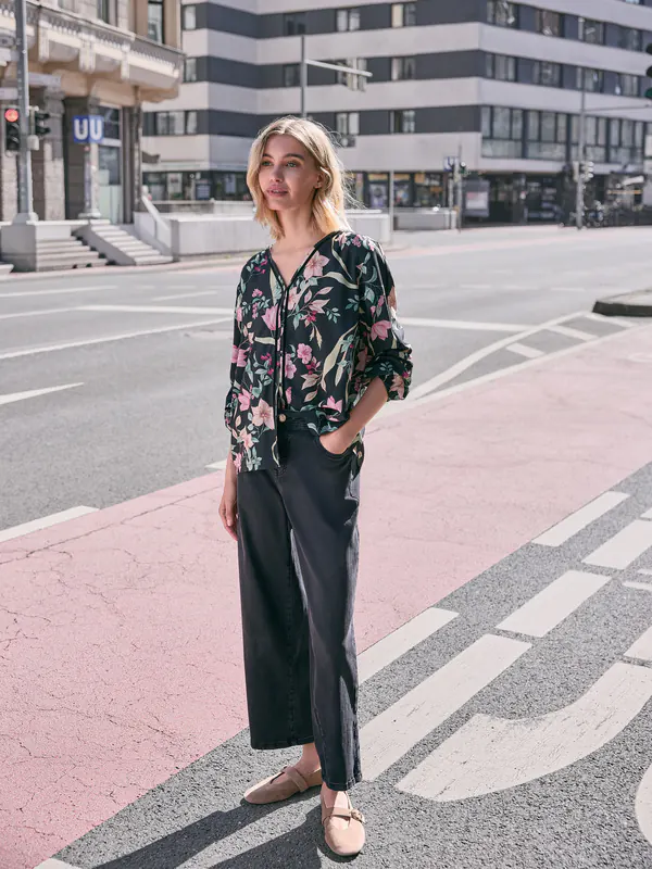 Chemisier noir à fleurs roses et pantalon noir large